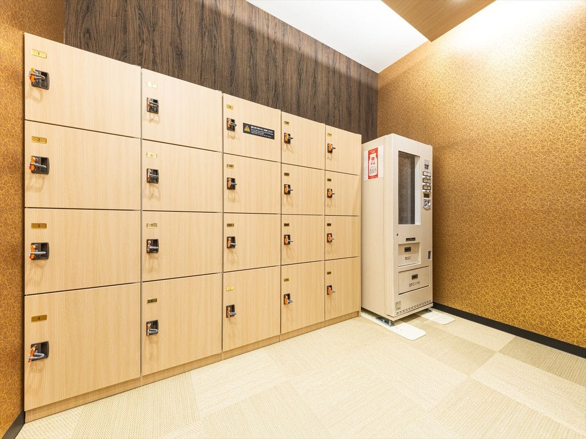 大浴殿脱衣場内白バラ牛乳自販機