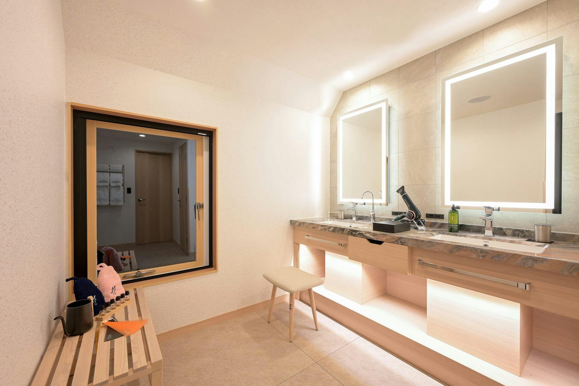 HOTEL みなと 新宿