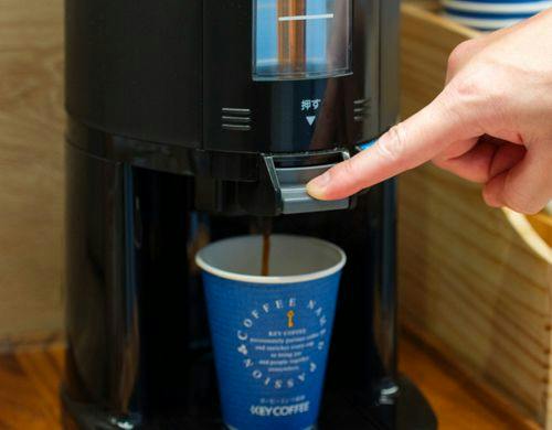 コーヒーは1階エレベーター前にございます