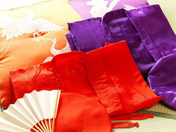 赤・紫・黄色のチャンチャンコをご用意。