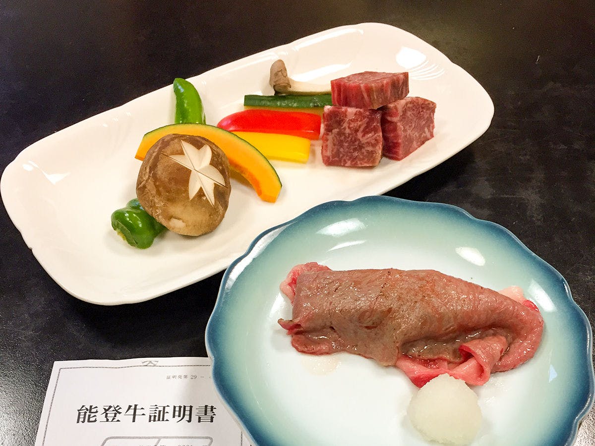 เนื้อโนโตะย่างบนจานเซรามิกและข้าวย่างเนื้อโนโตะ