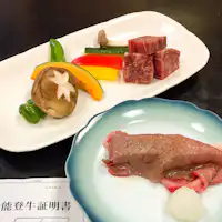 เนื้อโนโตะย่างบนจานเซรามิกและข้าวย่างเนื้อโนโตะ