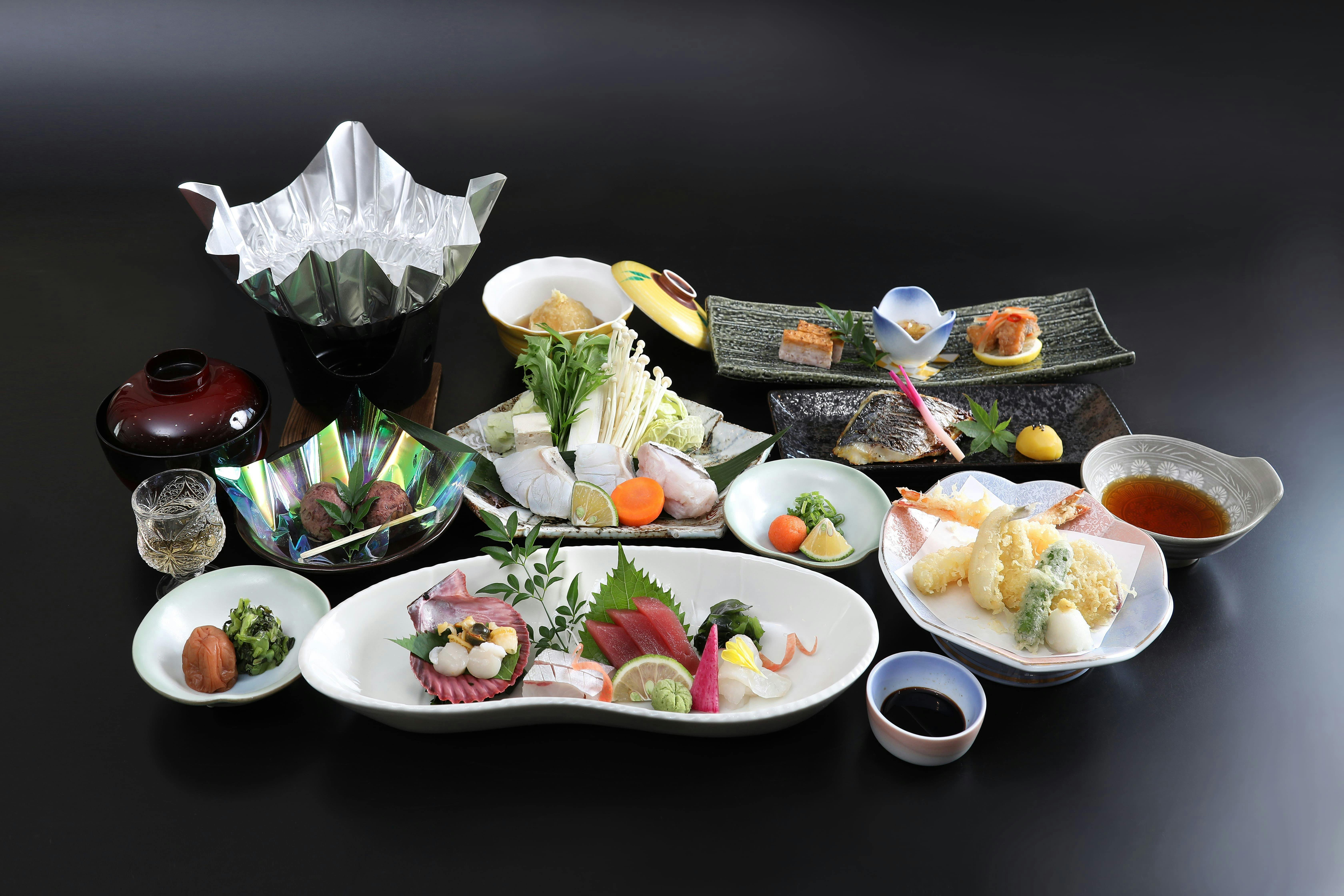 นี่คือชุดอาหารไคเซกิที่มีหม้อเล็กของคุเอะซึ่งเป็นของขึ้นชื่อของวาคายามะเป็นเมนูหลัก