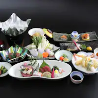 นี่คือชุดอาหารไคเซกิที่มีหม้อเล็กของคุเอะซึ่งเป็นของขึ้นชื่อของวาคายามะเป็นเมนูหลัก