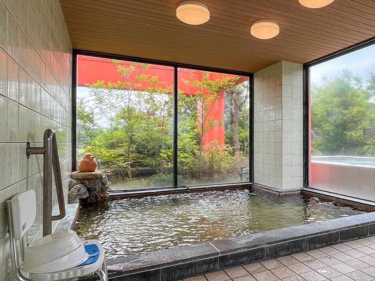 อ่างอาบน้ำในห้องอาบน้ำรวม