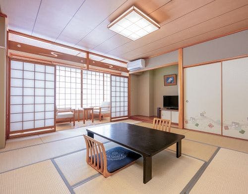 〇「本館」和室10畳（バス・トイレ付）