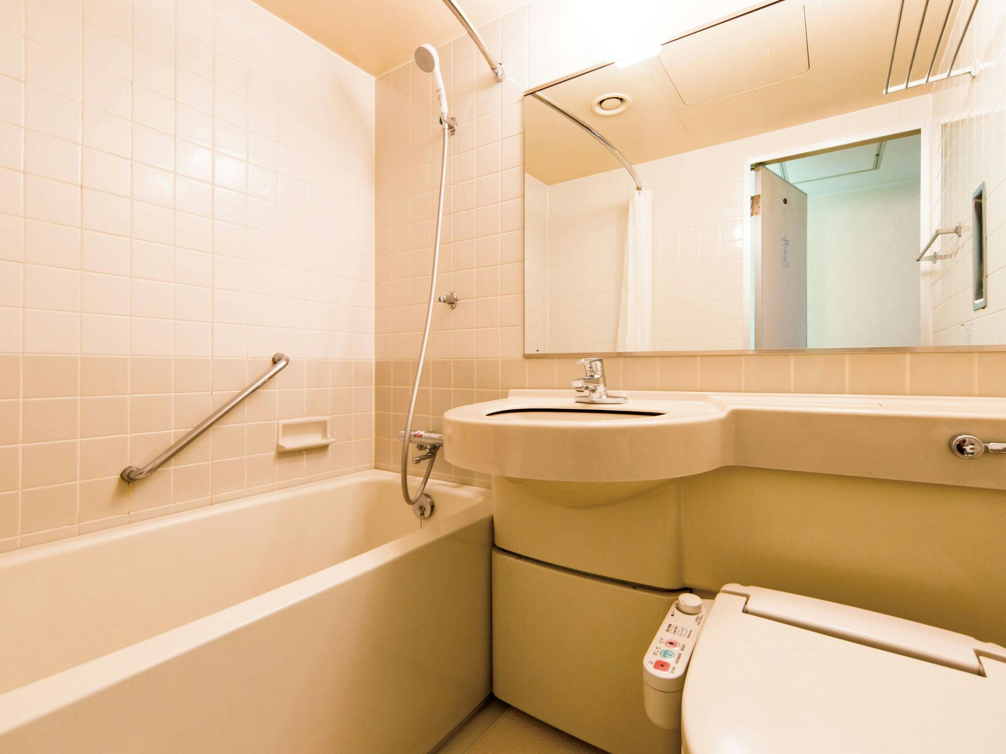 Kamar mandi di dalam kamar tamu