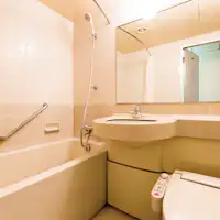 Kamar mandi di dalam kamar tamu