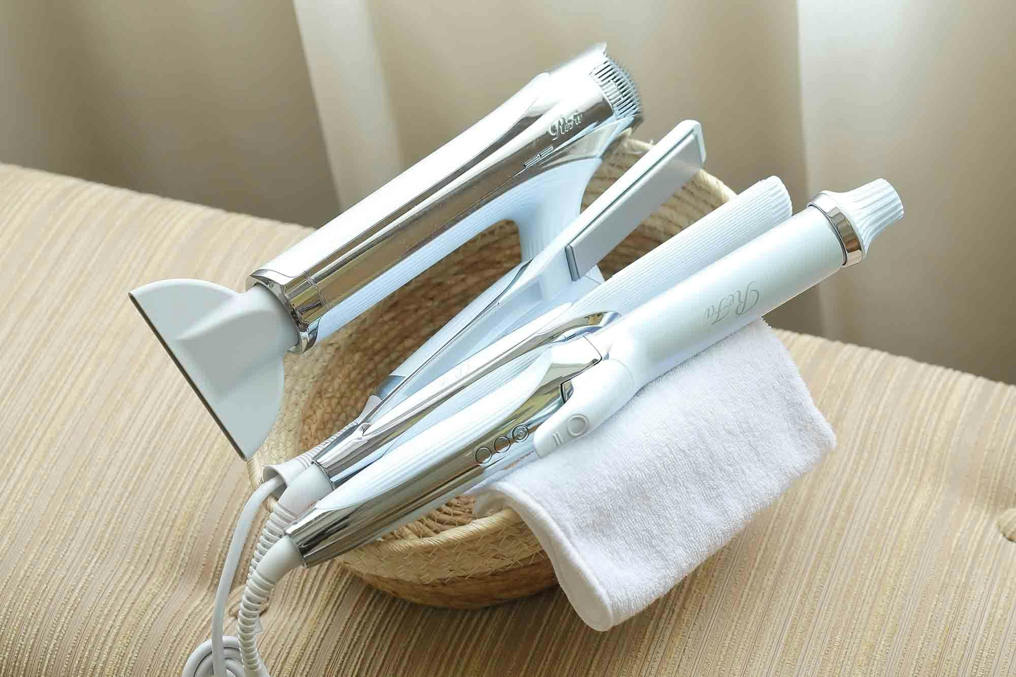 Kami menyediakan pengering rambut dan catokan rambut “ReFa”.
