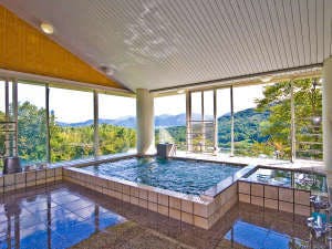 可一覽綠意盎然景色的大浴場