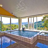 可一覽綠意盎然景色的大浴場