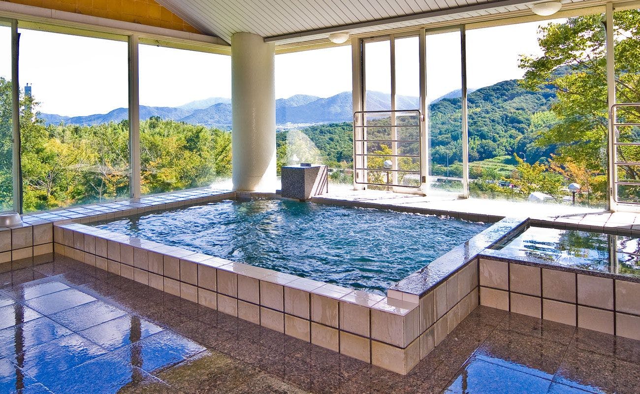 一邊欣賞綠意盎然的山巒，一邊享受溫泉