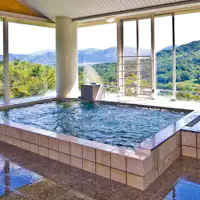 一邊欣賞綠意盎然的山巒,一邊享受溫泉