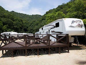 配有寬敞木製甲板的拖車房