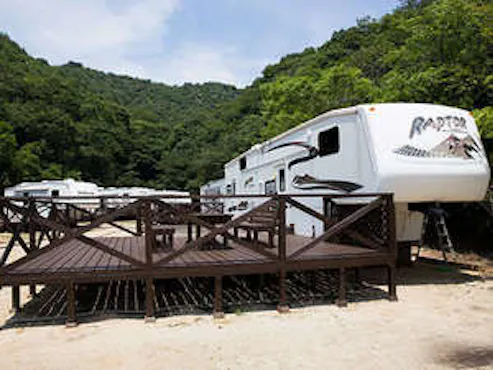 配有寬敞木製甲板的拖車房