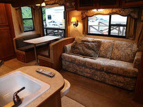 広々ウッドデッキを備えたトレーラーハウス