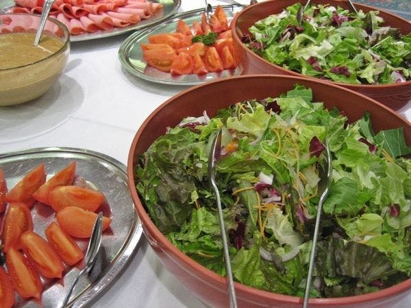 Sarapan dengan sayur-sayuran segar yang banyak!