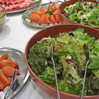 Sarapan dengan sayur-sayuran segar yang banyak!
