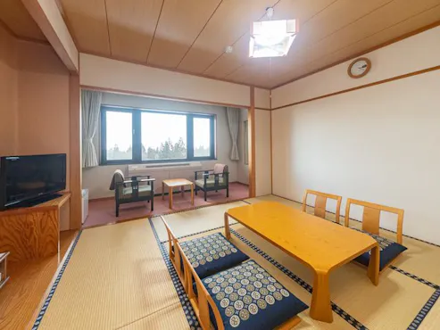 นี่คือห้องพักสไตล์ญี่ปุ่นขนาด 8 เสื่อทาทามิ