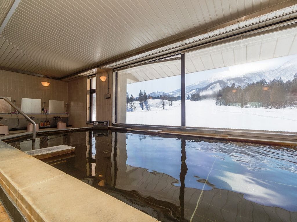 น้ำพุร้อนขนาดใหญ่พร้อมวิวภูเขา Myoko