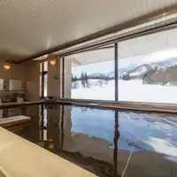 น้ำพุร้อนขนาดใหญ่พร้อมวิวภูเขา Myoko