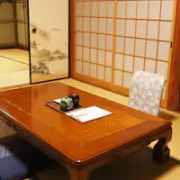 ห้องสองห้องที่เชื่อมต่อกันในอาคารหลัก