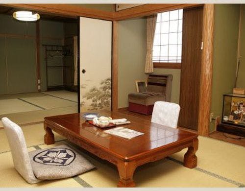 二間続きの落ち着いた和室です。