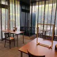 ชั้น 1: พื้นที่รับประทานอาหารและกาแฟ