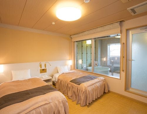 半露天客室風呂　源泉かけ流し！