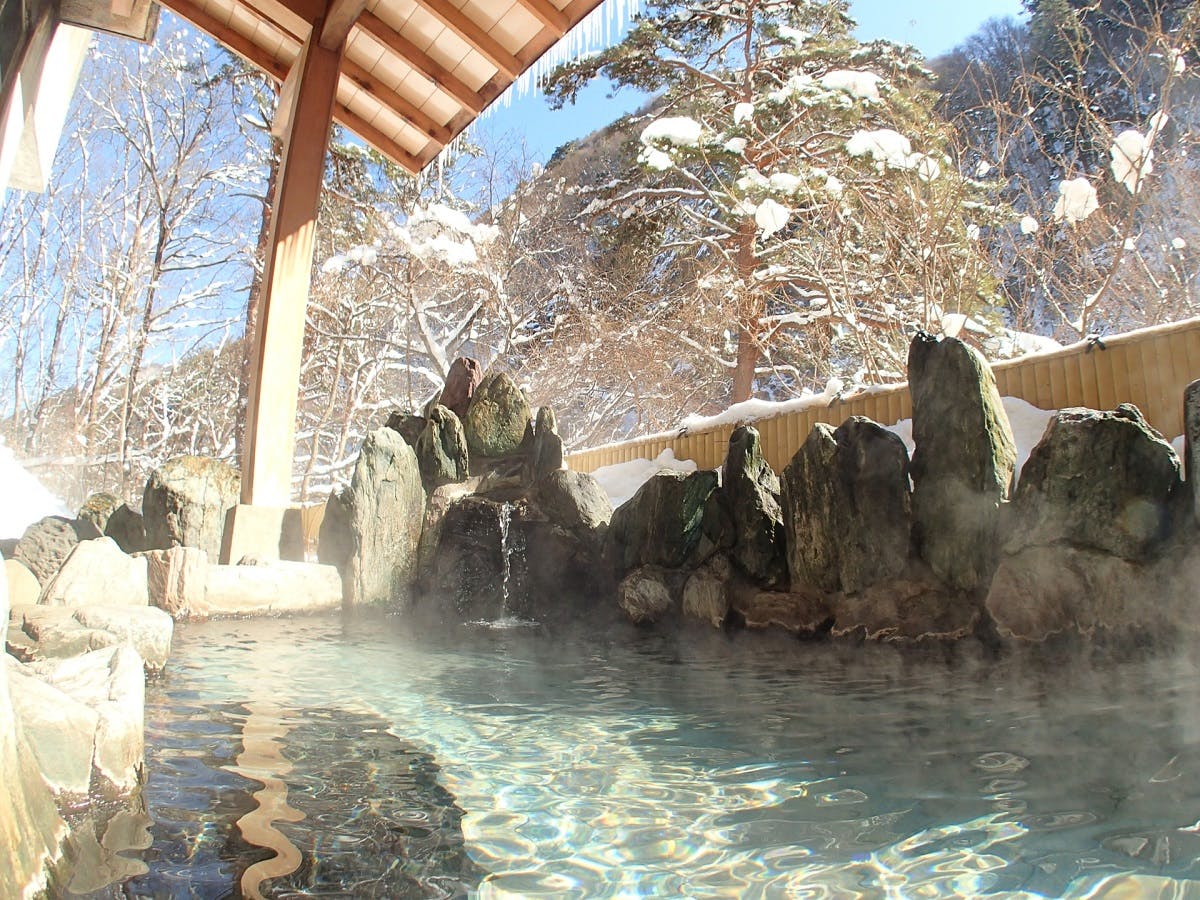 Pemandian Air Panas Terbuka di Gedung Utama (Musim Dingin)