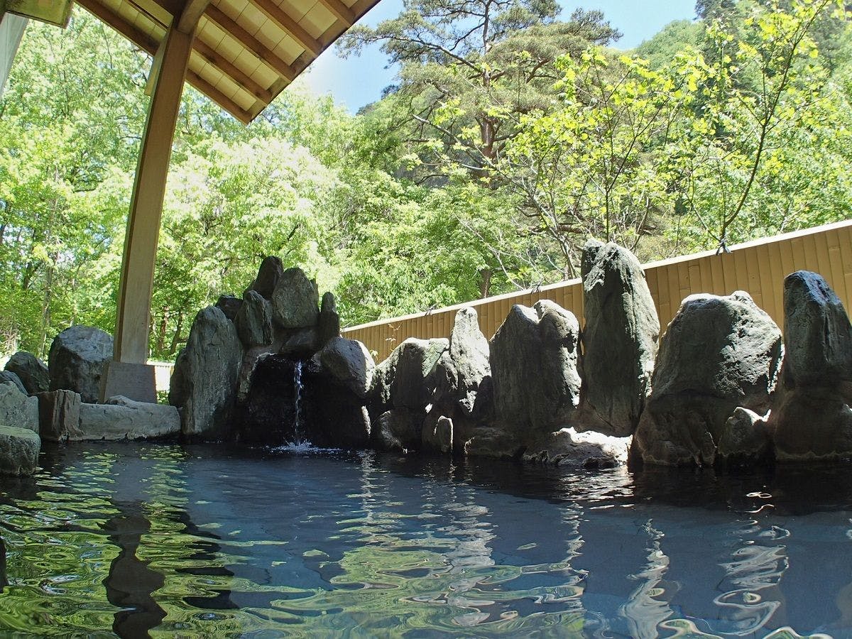 Pemandian luar ruangan utama (musim panas)