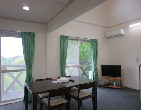 ห้องนั่งเล่นที่โปร่งโล่งด้วยพื้นที่เปิดโล่ง.