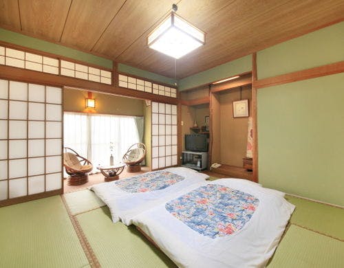 洋式トイレ付和室8帖のお部屋です。