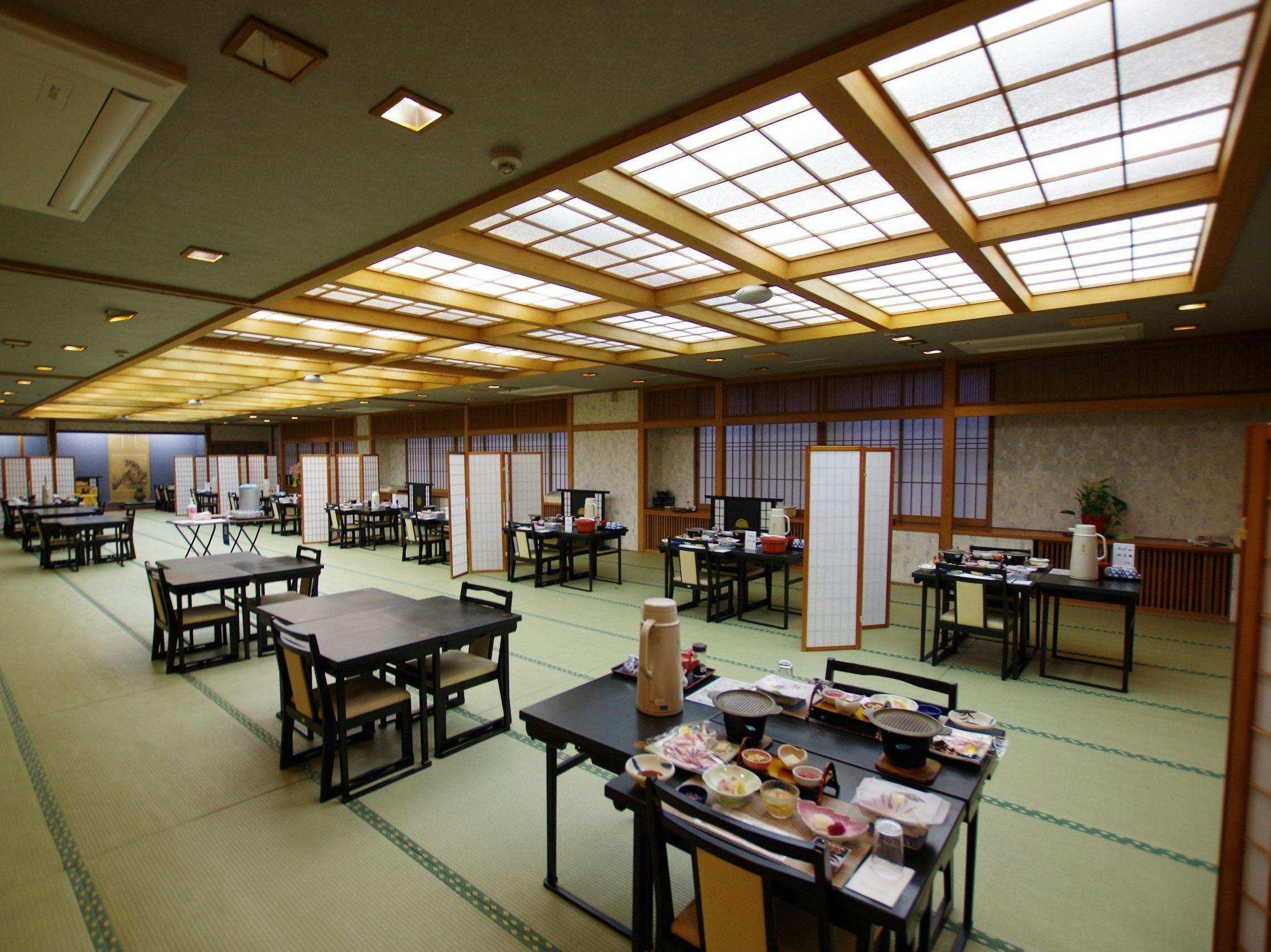 Jarak sosial di area makan