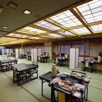 Jarak sosial di area makan