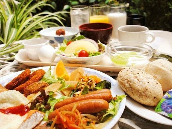 Sarapan adalah prasmanan Jepang dan Barat.