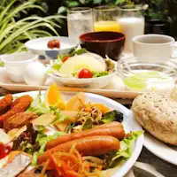 Sarapan adalah prasmanan Jepang dan Barat.