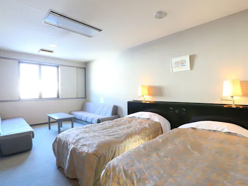 นี่คือห้องพักเตียงคู่สไตล์ตะวันตกขนาด 20 ตารางเมตรในอาคารหลัก