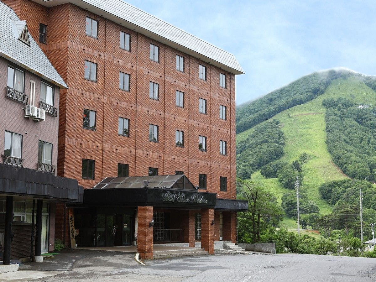 ตั้งอยู่ติดกับลานสกีมาดาราโอะโคเก็น