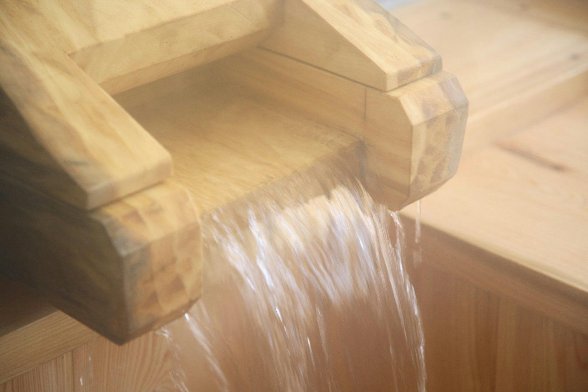 100％ aliran air panas alami, air panas di pintu keluar.