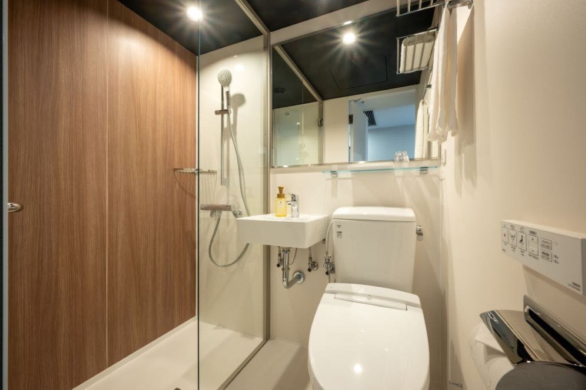 ห้องพักเดี่ยว พร้อมห้องอาบน้ำฝักบัว