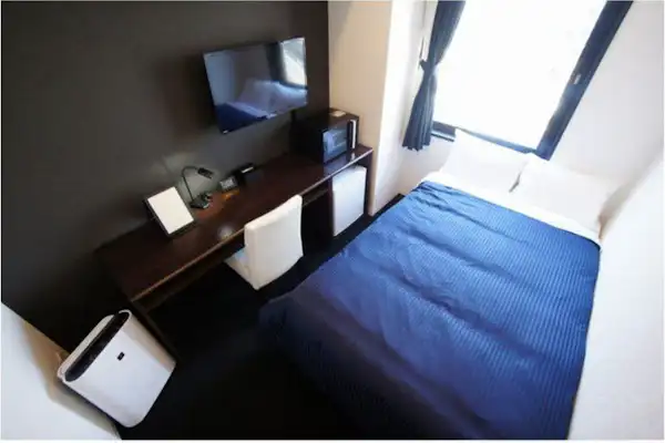 Jika ada 2 orang atau lebih, Anak berbagi tempat tidur.