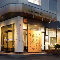 【ภายนอก】ป้ายตัวอักษรที่มีสัญลักษณ์รอยยิ้มเป็นจุดเด่น