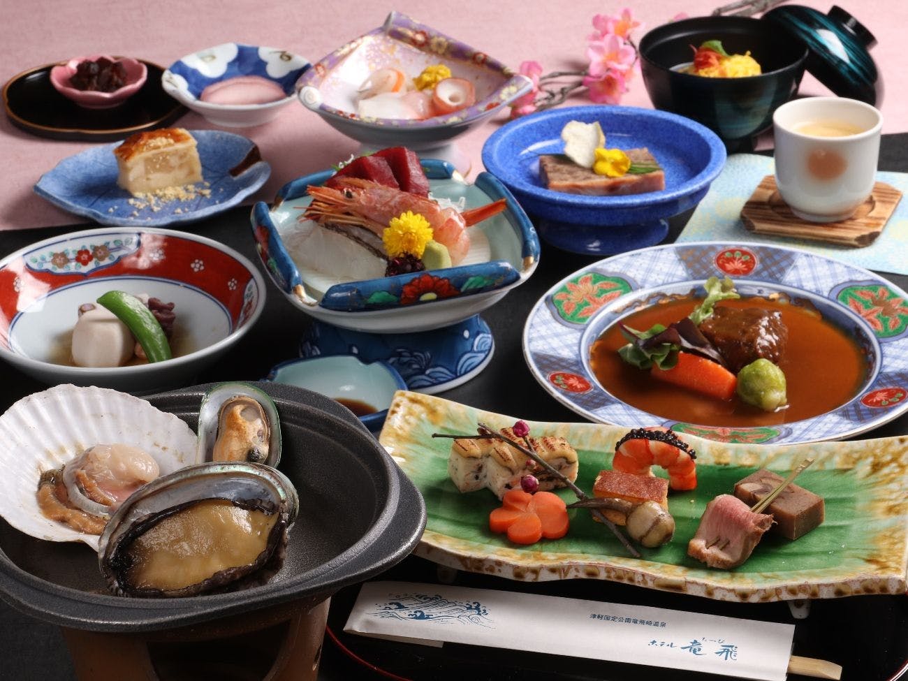 Paket Makanan Kerang Abalone dan Scallop Panggang di Atas Piring Keramik