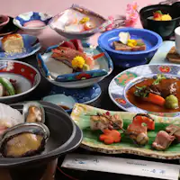 Paket Makanan Kerang Abalone dan Scallop Panggang di Atas Piring Keramik