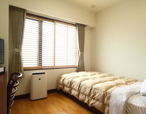 シングルルームのお部屋の一例。