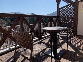 Kamar gaya Jepang 10 tatami dengan dek kayu.