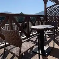 Kamar gaya Jepang 10 tatami dengan dek kayu.