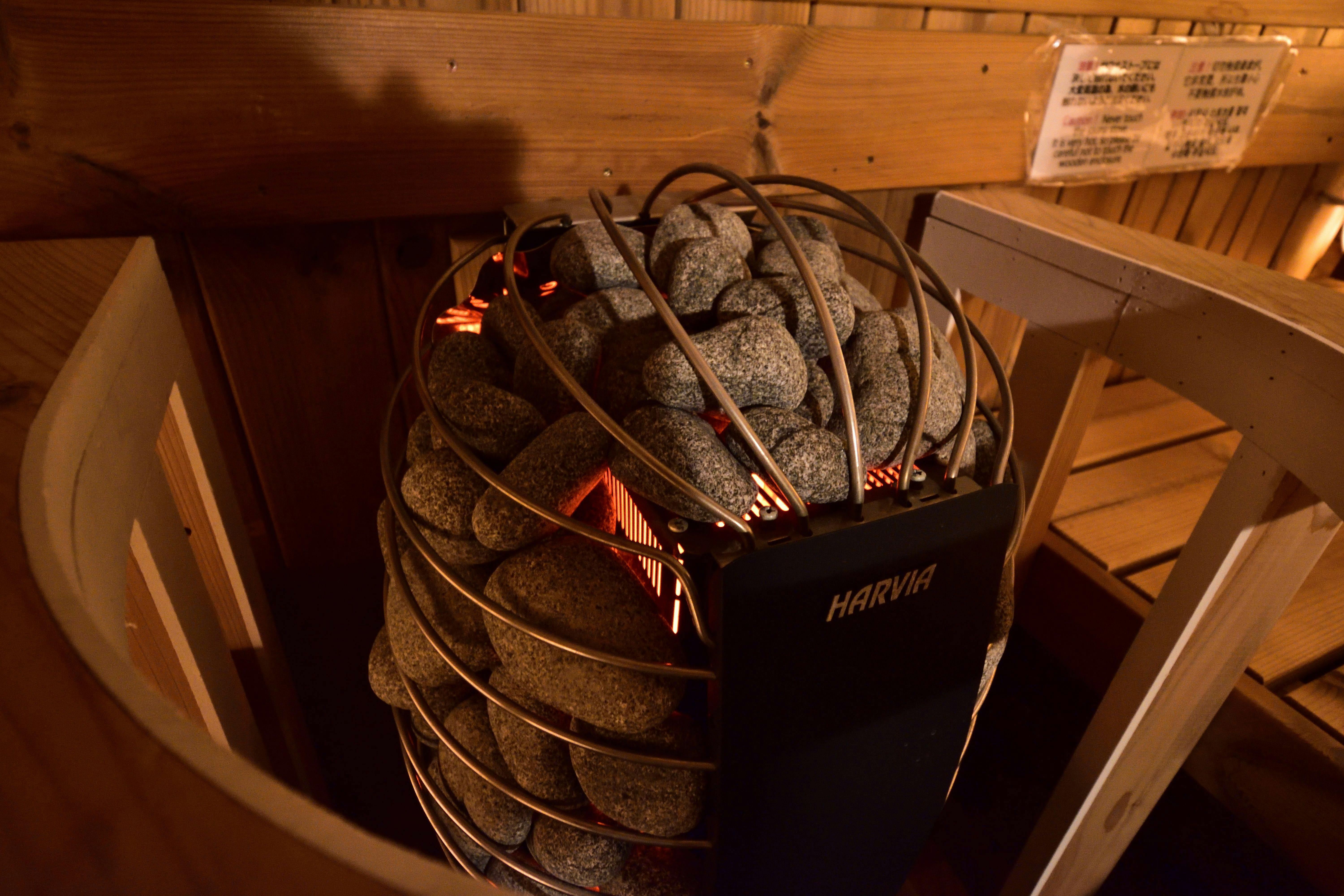 Kolam air panas terbuka di atas bumbung dengan sauna tong telah dibuka.