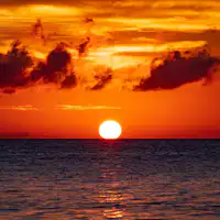 Matahari terbenam dari Pantai Sesoko